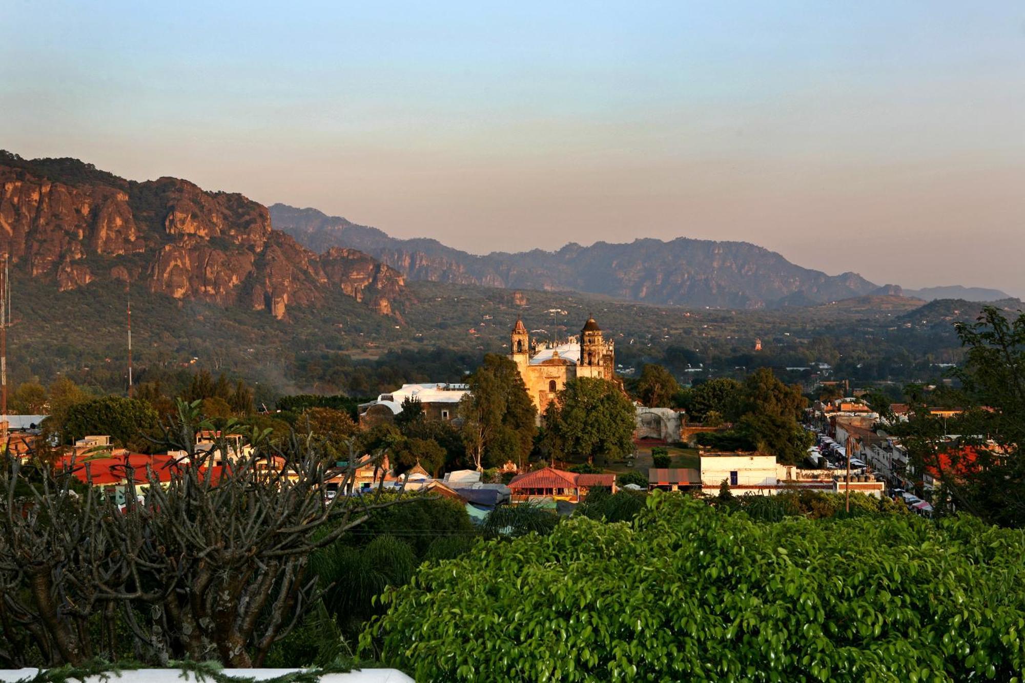 Posada Del Tepozteco - Hotel & Gallery เตโปซตลัน ภายนอก รูปภาพ
